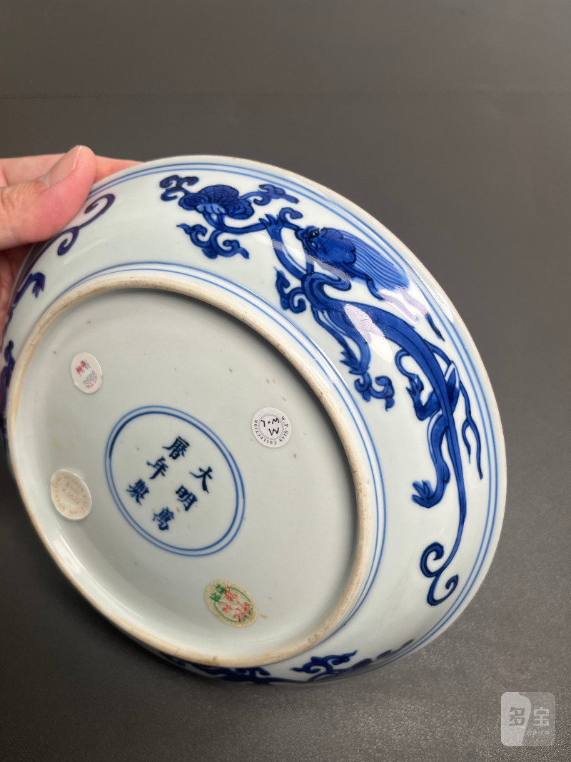 明万历  青花五彩“雉鸡洞石花卉”图盘（附老盒） - 图10